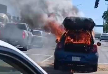 Se quemó un carro por una falla mecánica  por la Álvaro Obregón de Culiacán