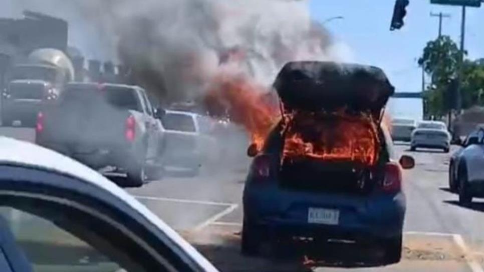 Se quemó un carro por una falla mecánica  por la Álvaro Obregón de Culiacán