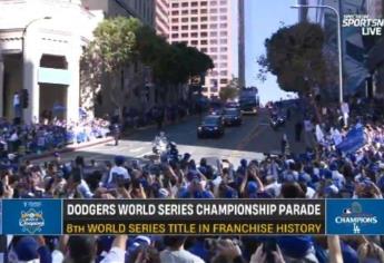 Fanáticos de Dodgers en el desfile de campeones cantan feliz cumpleaños al Toro Valenzuela