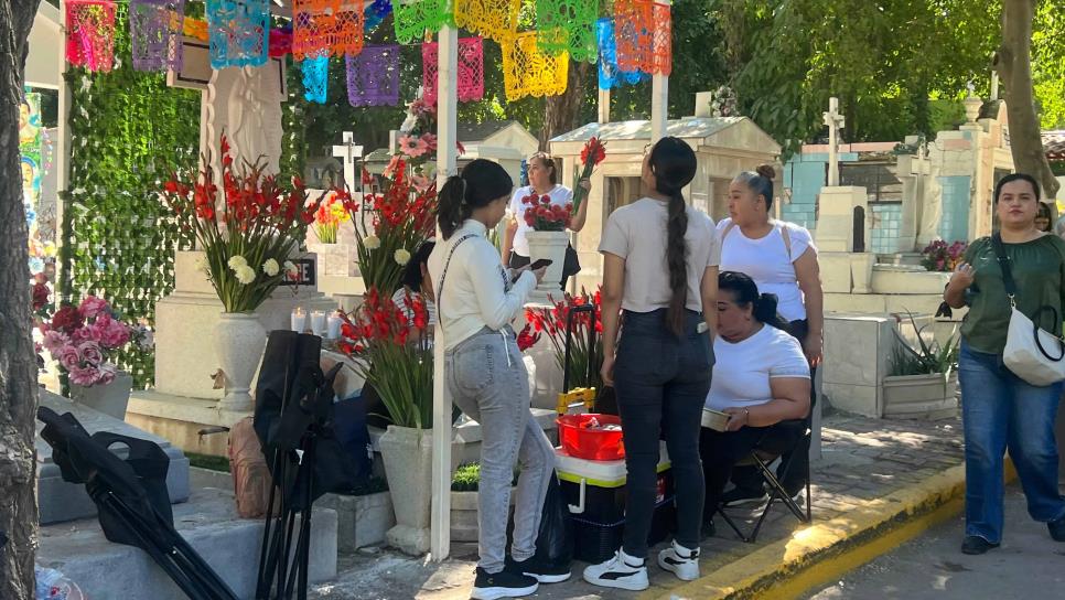 Los extrañamos como el primer día: Familia Torres visita a sus 15 difuntos en el Panteón Civil de Culiacán