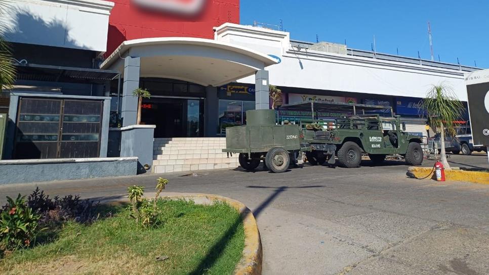 Evacuan a más de 800 personas de plaza comercial por amenaza de explosivo