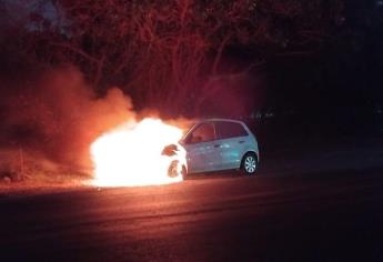 Cortocircuito en el motor de un automóvil provoca incendio en el vehículo junto al parque 87