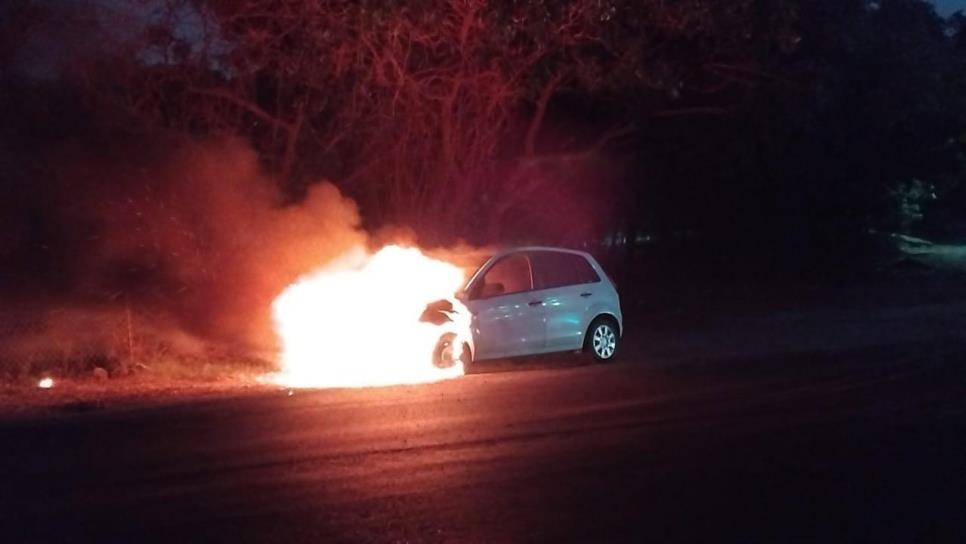 Cortocircuito en el motor de un automóvil provoca incendio en el vehículo junto al parque 87