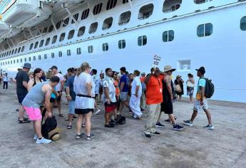 Llegan a Mazatlán dos cruceros turísticos con más de 8 mil pasajeros