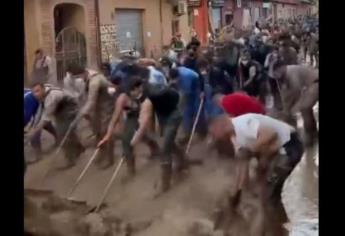 Valencia: Así limpian las calles cientos de voluntarios tras las inundaciones por DANA |VIDEO