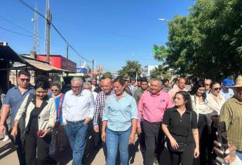 Gobernador Rubén Rocha recorre a pie las calles de Juan José Ríos