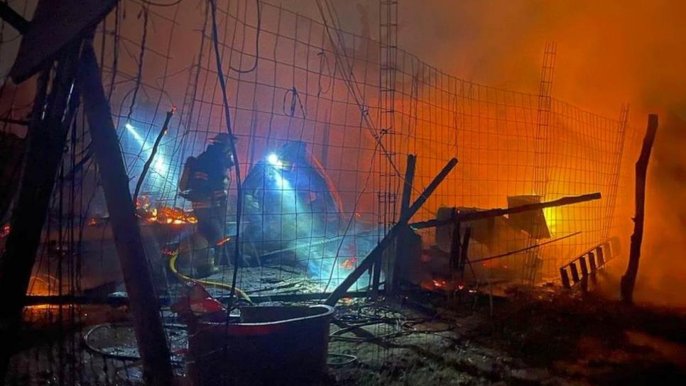 Incendio consume dos humildes viviendas en invasión de Mazatlán