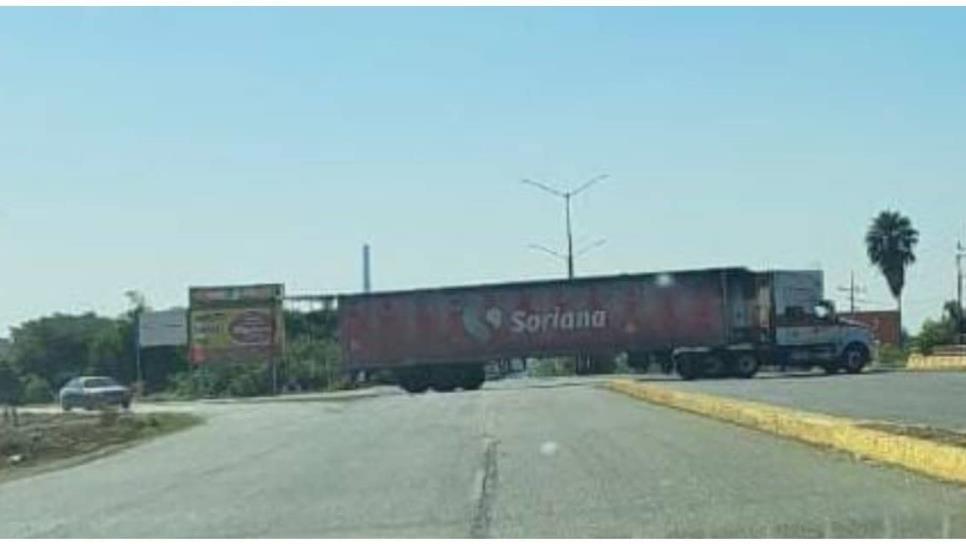 Bloquean la entrada de Eldorado con dos camiones de carga