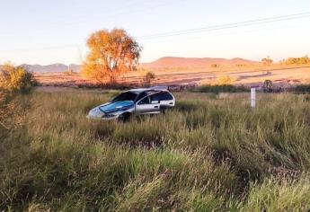 Un auto vuelca sobre la México 15 en las inmediaciones del cuartel militar en San Miguel Zapotitlán