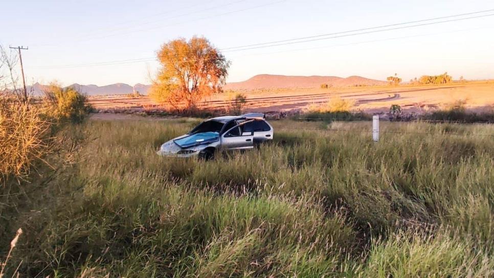 Un auto vuelca sobre la México 15 en las inmediaciones del cuartel militar en San Miguel Zapotitlán