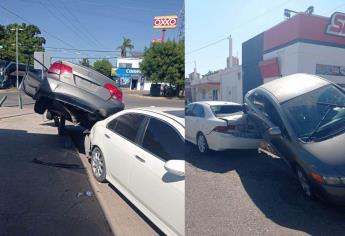 Hombre termina montado al chocar de reversa en Guasave