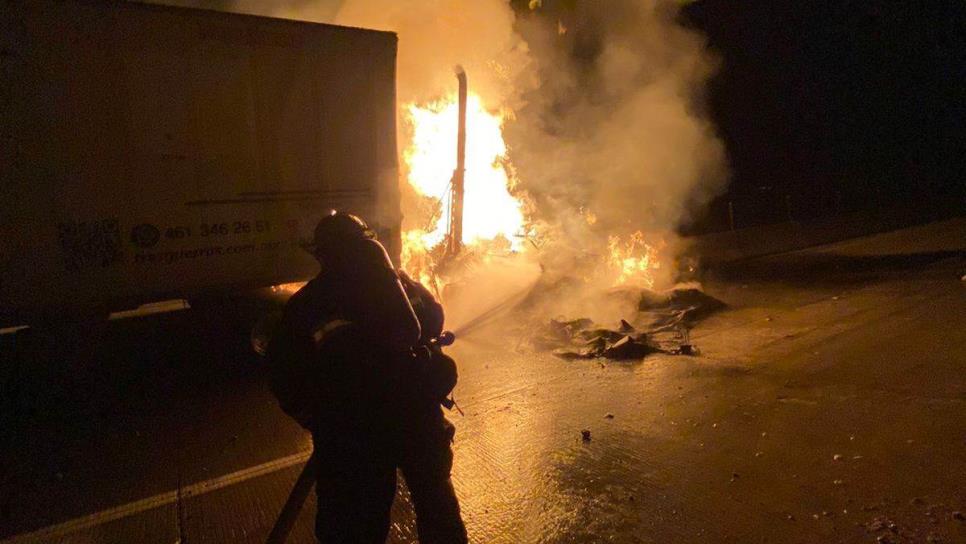 Se incendia tráiler de paquetería en intersección de la Mazatlán-Culiacán y Libramiento a Tepic