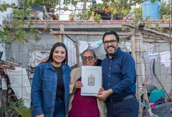 Juan de Dios Gámez entrega títulos de propiedad casa por casa en Las Coloradas