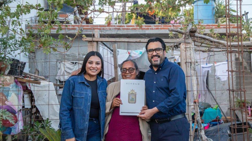 Juan de Dios Gámez entrega títulos de propiedad casa por casa en Las Coloradas