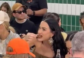 Katy Perry aprovecha su visita a CDMX para echarse unos ricos tacos al pastor | VIDEO