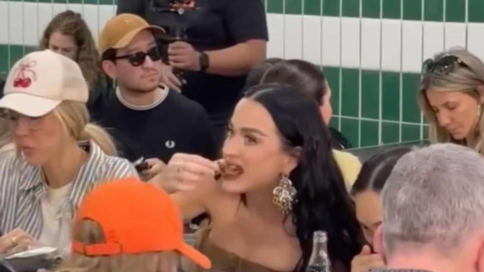 Katy Perry aprovecha su visita a CDMX para echarse unos ricos tacos al pastor | VIDEO