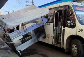 Camión urbano impacta carreta de mariscos en el centro de Mazatlán