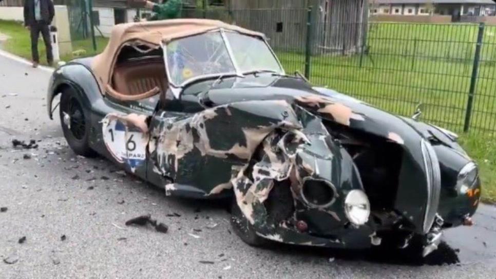 Mujer destruye un Jaguar XK120 1948 valuado en 750 mil pesos, por ir distraída en su celular | VIDEO