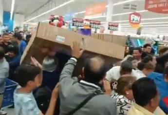 Buen Fin: Clientes arman verdadera locura por pantallas en una sucursal de Walmart | VIDEO