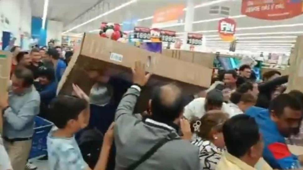 Buen Fin: Clientes arman verdadera locura por pantallas en una sucursal de Walmart | VIDEO