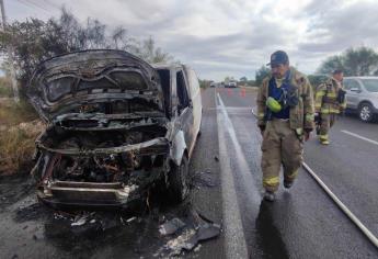 Vagoneta termina calcinada tras incendiarse en la carretera México 15 en Ahome