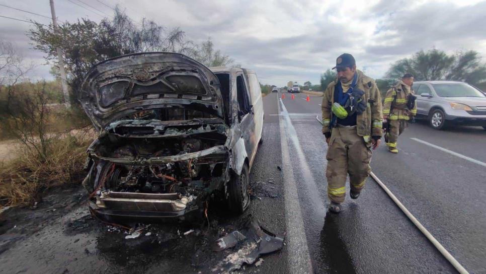 Vagoneta termina calcinada tras incendiarse en la carretera México 15 en Ahome