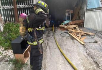 Rescatan a una mujer y siete perritos de un incendio en la colonia Salvador Allende en Mazatlán