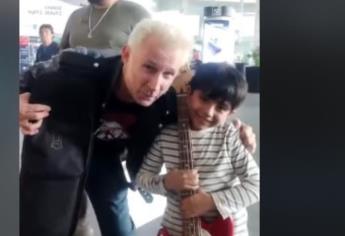 Mike Dirnt de Green Day, regala a un niño su bajo en aeropuerto de Monterrey  | VIDEO