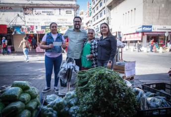 Gámez Mendívil entrega cheques en apoyo a comerciantes de Culiacán