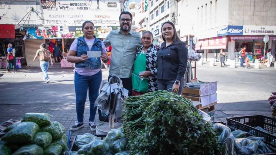 Gámez Mendívil entrega cheques en apoyo a comerciantes de Culiacán