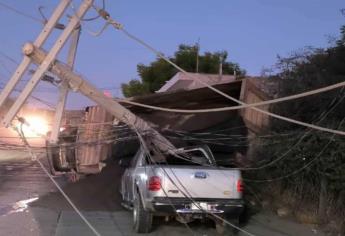 Vuelca chofer de góndola y derriba un poste de energía eléctrica al sur de Culiacán