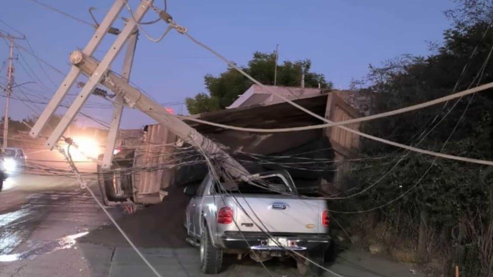 Vuelca chofer de góndola y derriba un poste de energía eléctrica al sur de Culiacán