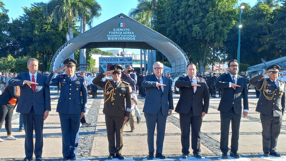 Rocha Moya encabeza el izamiento del 114 aniversario de la Revolución Mexicana