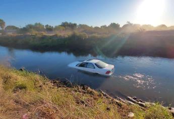 Canalazo en Los Mochis; auto queda bajo el agua y no encontraron al conductor