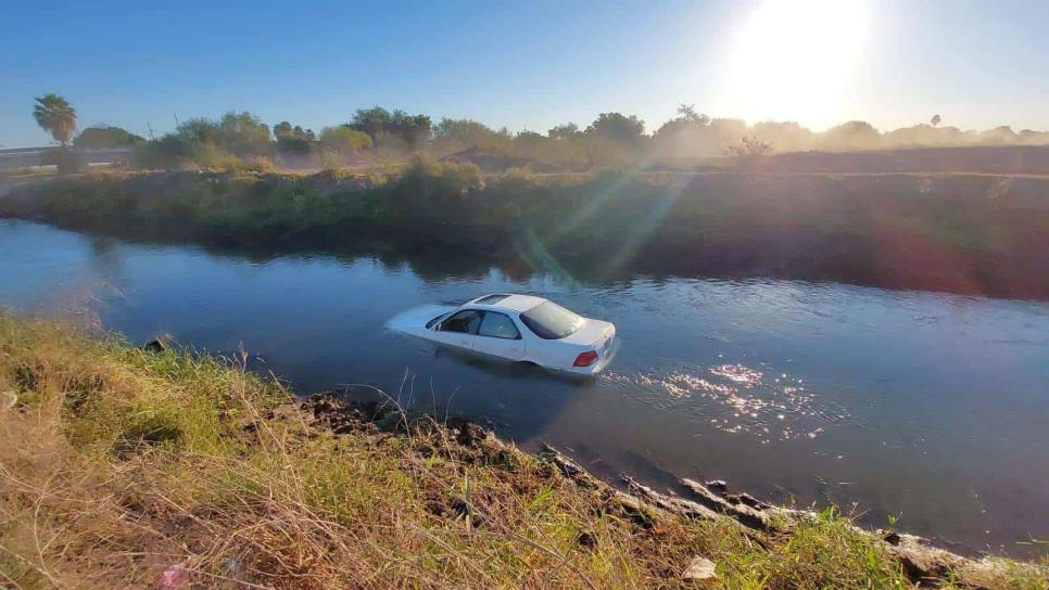 Canalazo en Los Mochis; auto queda bajo el agua y no encontraron al conductor