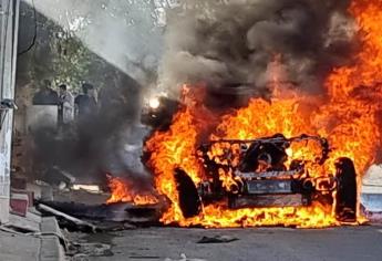 Se incendia una camioneta en la colonia Nakayama en Culiacán 