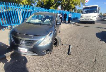 Joven choca contra una palmera y después contra la reja de una preparatoria en Los Mochis