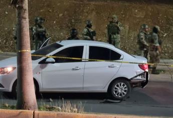 Militares arrestan a dos personas y aseguran varias armas en un vehículo, en Culiacán