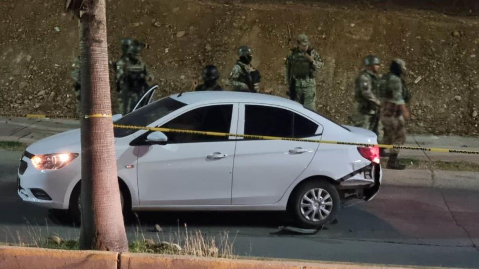 Militares arrestan a dos personas y aseguran varias armas en un vehículo, en Culiacán