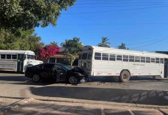 Choca por alcance contra un camión y termina lesionado en Los Mochis