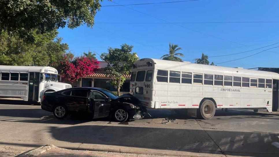 Choca por alcance contra un camión y termina lesionado en Los Mochis