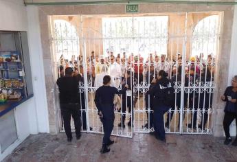 Investigarán a policías por cerrarle la puerta del Ayuntamiento de Mazatlán a desplazados