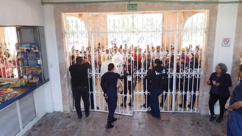 Investigarán a policías por cerrarle la puerta del Ayuntamiento de Mazatlán a desplazados