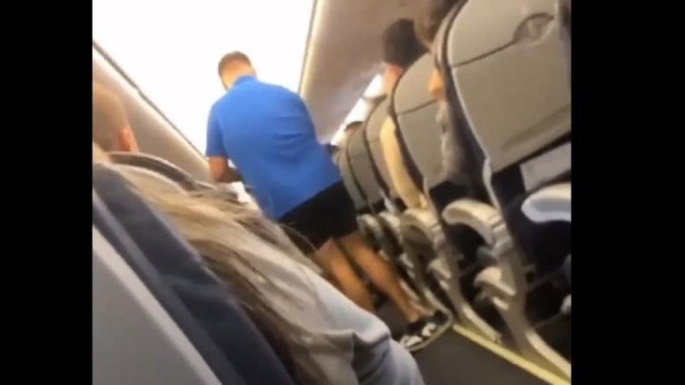 Hombre provoca desalojo de pasajeros tras quitarse la ropa en vuelo proveniente de Dallas a Monterrey | VIDEO