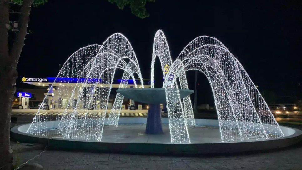 A falta de agua, fuentes de Los Mochis se iluminan con vistosas cascadas brillantes