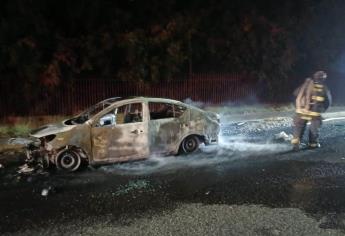 Incendio de vehículo provoca movilización de bomberos en la colonia Antonio Rosales en Culiacán