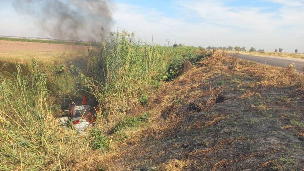 Vehículo termina calcinado tras chocar en Ruiz Cortines, Guasave