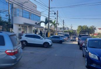 Lesionan a hombre en aparente asalto afuera de mercado de Mazatlán