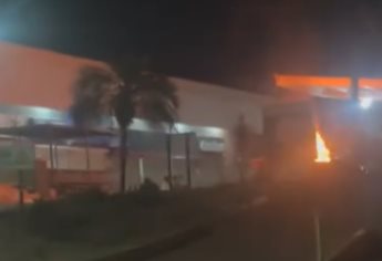 Incendian una camioneta en el estacionamiento de la Plaza Sur de Culiacán