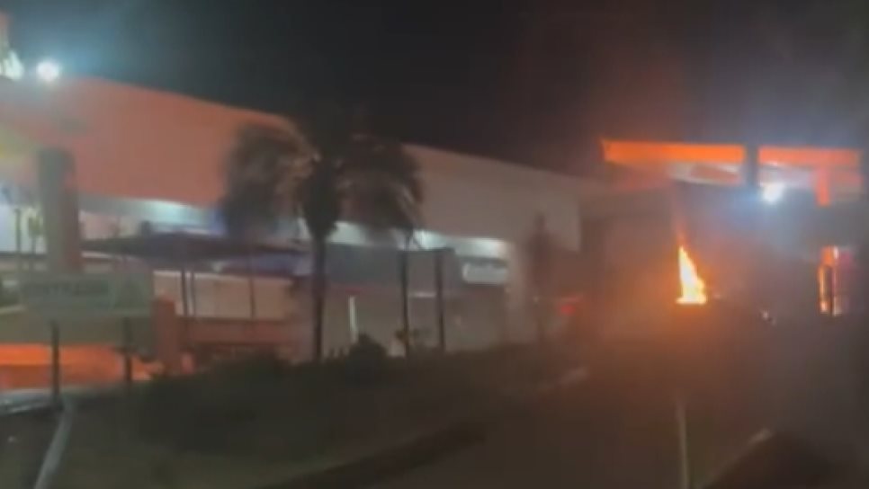 Incendian una camioneta en el estacionamiento de la Plaza Sur de Culiacán